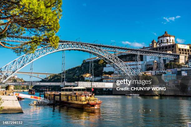 blick auf die altstadt von porto an einem sonnigen tag, portugal - bezirk-porto-portugal stock-fotos und bilder