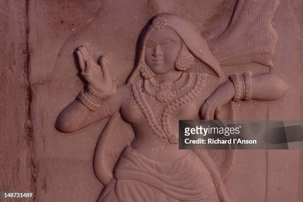 marble relief detail on a shrine in the grounds of the digambara jain temple. - digambara stock-fotos und bilder