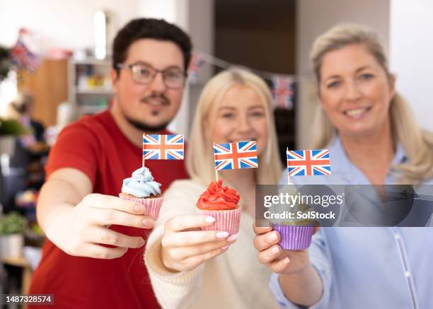 british cupcakes - british flag cake stock pictures, royalty-free photos & images