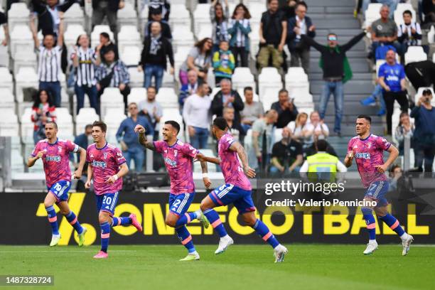 Leandro Paredes of Juventus celebrates with teammates after scoring the team's first goal during the Serie A match between Juventus and US Lecce at...