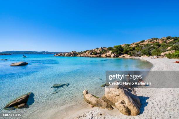 schöne cala serena, einer der strände der insel caprera - sardinien - insel maddalena stock-fotos und bilder