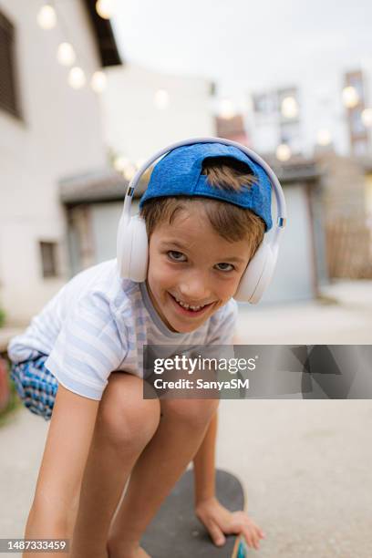 kleiner junge auf einem skateboard - hot boy body stock-fotos und bilder