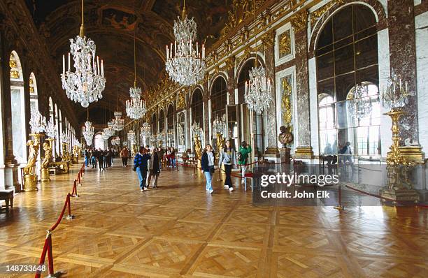 hall of mirrors (galerie des glaces) in chateau de versailles. - versailles photos et images de collection