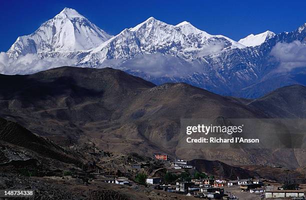 mt dhaulagiri (8167m), mt tukuche (6920m) and the village of ranipauwa (3710m) from muktinath. - dhaulagiri stock-fotos und bilder