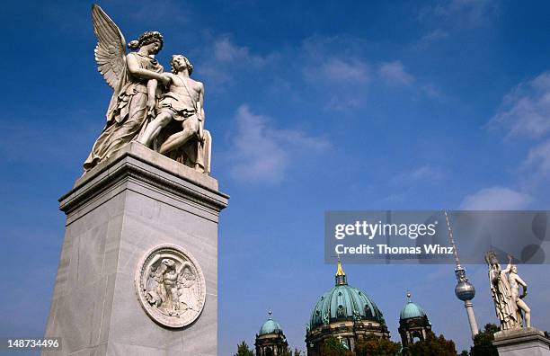 statues on schlossbrucke (bridge) with berlin dom in the background. - pont du château photos et images de collection