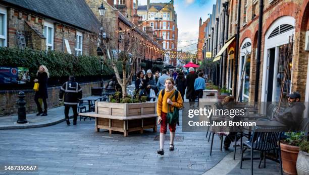 view down pavilion road - pavilion stock pictures, royalty-free photos & images