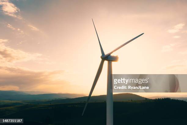 parque de turbinas eólicas de energia sustentável - gerador - fotografias e filmes do acervo