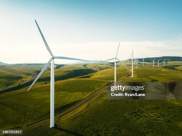 parque de turbinas eólicas de energía sostenible - wind mill fotografías e imágenes de stock