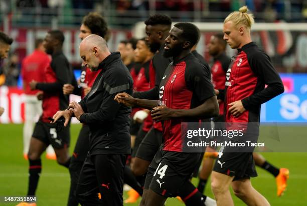 Milan players warm up prior to the Serie A match between AC Milan and US Cremonese at Stadio Giuseppe Meazza on May 03, 2023 in Milan, Italy.