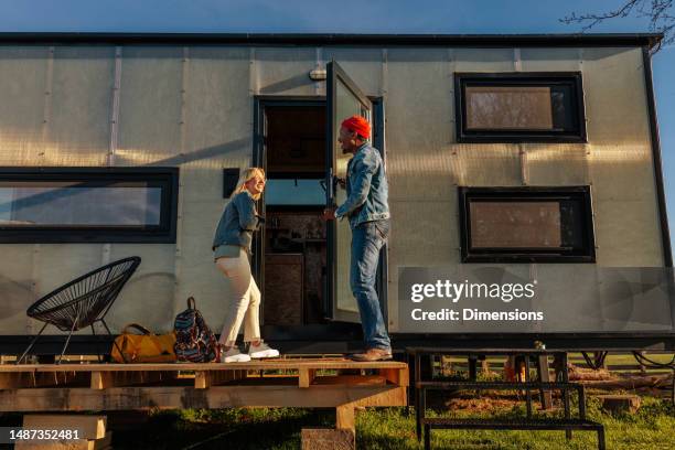 excited couple arrive to weekend cabin. - röra mot bildbanksfoton och bilder