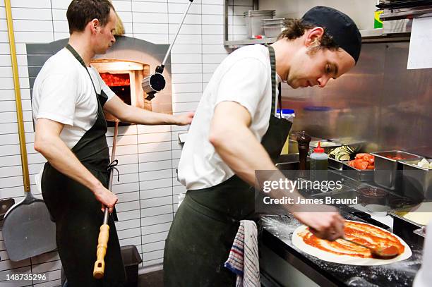 cooks in kitchen of ladro pizza restaurant in gertrude street, fitzroy. - ladro ストックフォトと画像