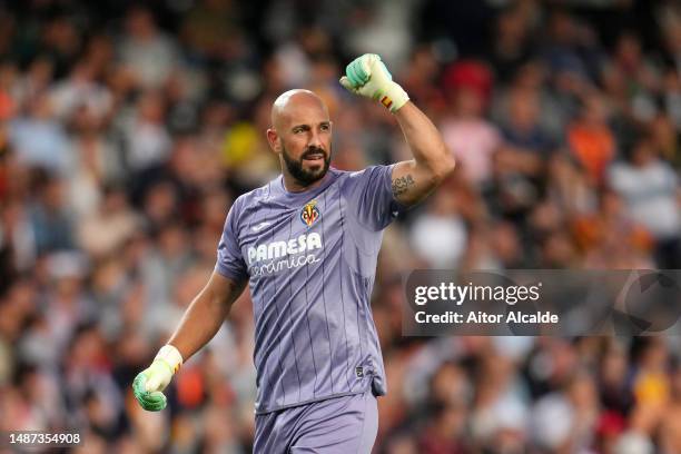 Pepe Reina of Villarreal CF celebrates after their sides first goal during the LaLiga Santander match between Valencia CF and Villarreal CF at...