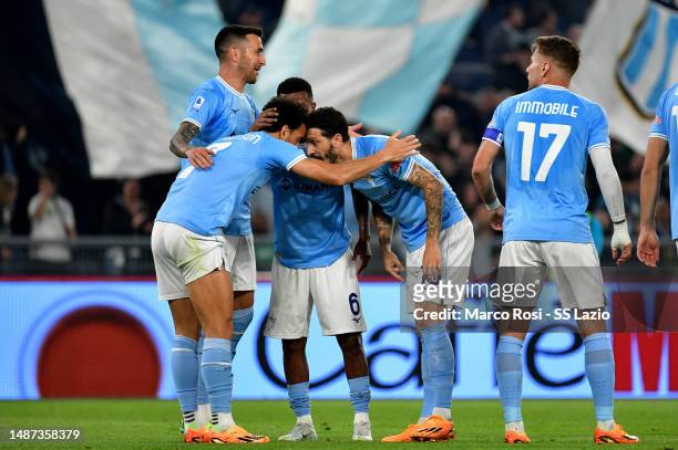 Felipe Anderson of SS Lazio celebrates a opening goal with his team mates during the Serie A match between SS Lazio and US Sassuolo at Stadio...