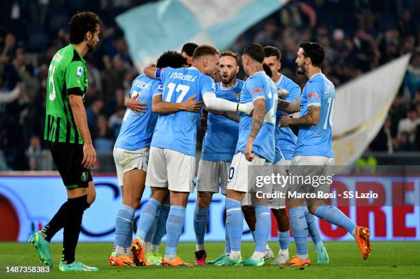 Felipe Anderson of SS Lazio celebrates a opening goal with his team mates during the Serie A match between SS Lazio and US Sassuolo at Stadio...