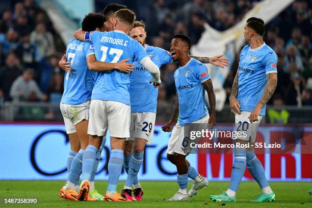 Felipe Anderson of SS Lazio celebrates a opening goal with his team mates during the Serie A match between SS Lazio and US Sassuolo at Stadio...