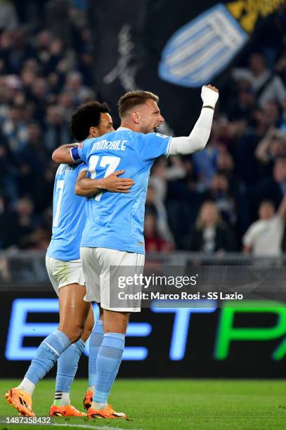 Felipe Anderson of SS Lazio celebrates a opening goal with his team mates during the Serie A match between SS Lazio and US Sassuolo at Stadio...