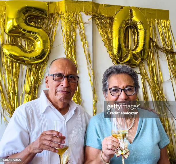 wir feiern den 50. hochzeitstag - goldener hochzeitstag stock-fotos und bilder