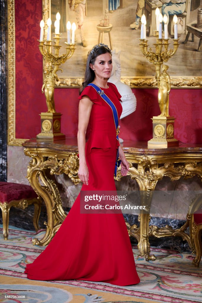 AGENDA DE SM. REYES FELIPE y LETIZIA:(Continúa Aquí) - Página 40 Queen-letizia-of-spain-poses-for-the-photofraphers-before-the-gala-dinner-for-the-president-of