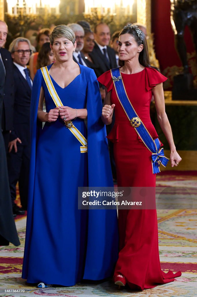 AGENDA DE SM. REYES FELIPE y LETIZIA:(Continúa Aquí) - Página 40 Queen-letizia-of-spain-and-wife-of-the-president-of-colombia-veronica-alcocer-attend-a-gala