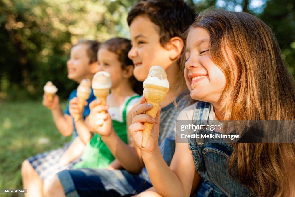 Kinder, die im Sommer Eis essen