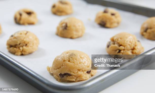 close-up on chocolate chip cookies dough ready to cook - tulband stockfoto's en -beelden