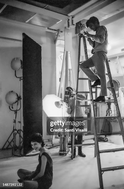 Richard Avedon prepares a shoot with Benedetta Barzini on April 10, 1967 in New York, New York.