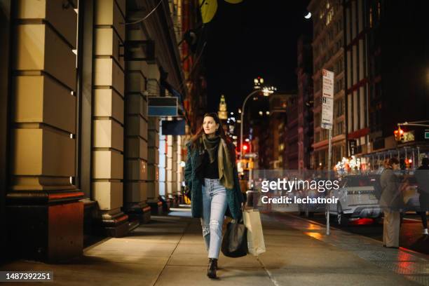 compras en manhattan - new york personas fotografías e imágenes de stock