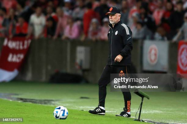 Mano Menezes head coach of Internacional looks on during a Copa CONMEBOL Libertadores 2023 Group B match between Internacional and Nacional at...