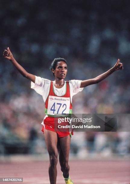 Derartu Tulu of Ethiopia wins the Women's 10000 meters race of the Athletics competition at the 1992 Summer Olympics on August 7, 1992 at the...
