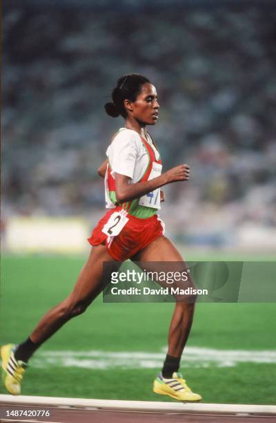 Derartu Tulu of Ethiopia runs in the Women's 10000 meters race of the Athletics competition at the 1992 Summer Olympics on August 7, 1992 at the...
