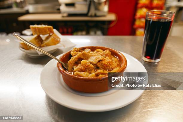 tripe stew with bread and red wine - tripe stock-fotos und bilder