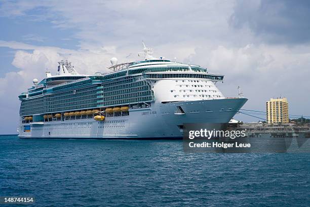 giant cruiseship liberty of the seas (royal caribbean international cruises) at pier. - cruiseschip stockfoto's en -beelden