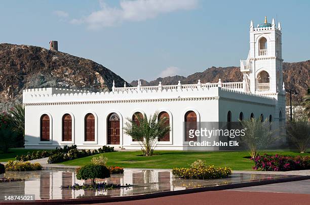 al alam sultan's palace, diwan mosque. - palast stock-fotos und bilder