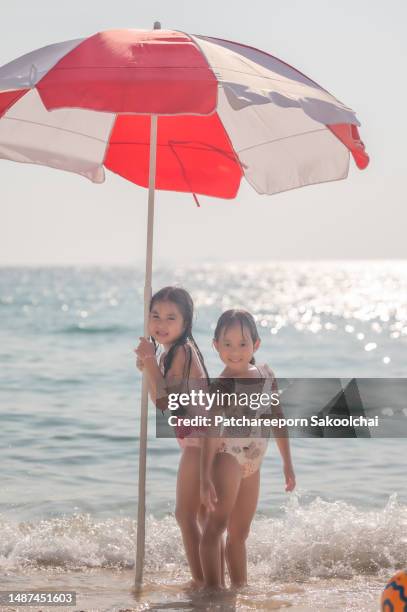 kids on the beach - strand pattaya stockfoto's en -beelden