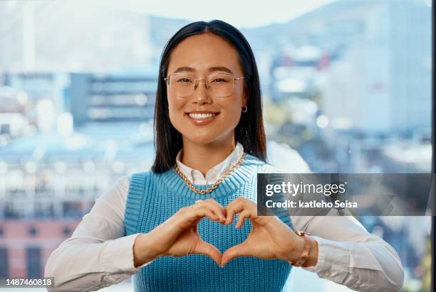 retrato, sonrisa y mujer de negocios con corazón de manos para el afecto, el cuidado y el romance en la oficina. amor, gesto con la mano y profesional asiático con emoji para la amabilidad, el compromiso o la empatía en el lugar de trabajo. - kind fotografías e imágenes de stock