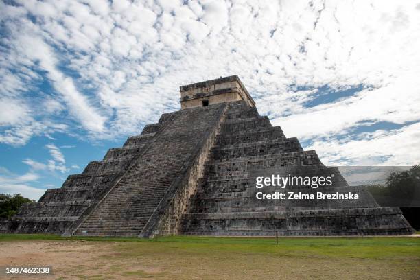 chichen itza pyramid in yucatan mexico - brezinska stock pictures, royalty-free photos & images