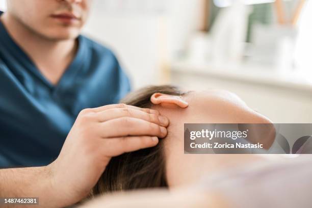 physical therapy treatment neckache - sports head injuries imagens e fotografias de stock