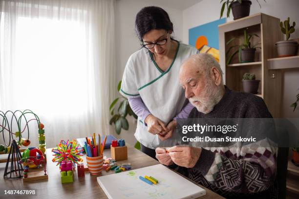 dementia therapy session through art - elderly dementia stock pictures, royalty-free photos & images