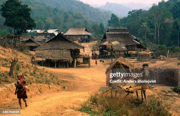 an akha or iko village, the largest ethnic group in laos - muang sing imagens e fotografias de stock