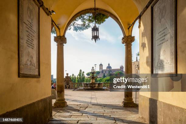 italy, lazio, viterbo, fontana di palazzo dei priori with arch in foreground - ボルテラ ストックフォトと画像