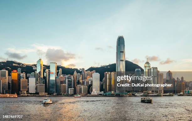 hong kong victoria harbour - isla de hong kong fotografías e imágenes de stock