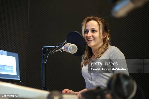 live broadcast - locutor-de-rádio imagens e fotografias de stock