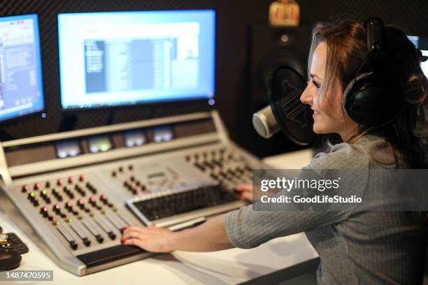 radio station - hörspielschauspieler stock-fotos und bilder