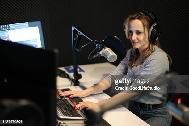 radio dj - hörspielschauspieler stock-fotos und bilder
