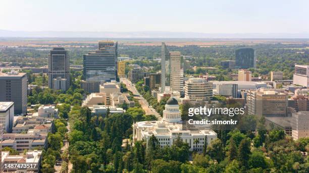 vista del edificio del capitolio del estado de california - sacramento california del norte fotografías e imágenes de stock