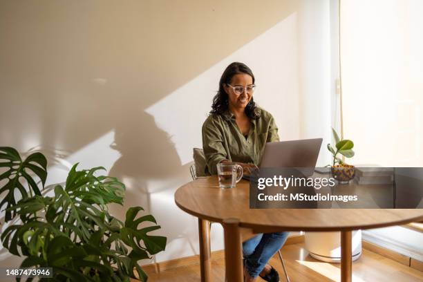 frau sitzt und arbeitet - websurfen stock-fotos und bilder