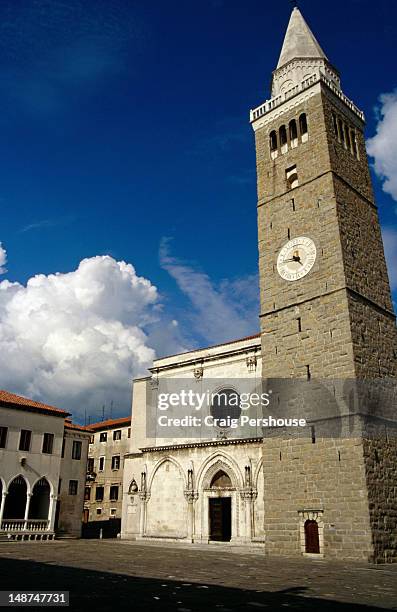 facade of cathedral of st nazarius on titov trg. - koper photos et images de collection