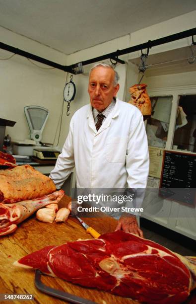 michael cuddigan, master craftsman butcher - hook scale stock pictures, royalty-free photos & images