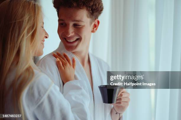 young couple enjoying together time in wellness hotel. - couple bathtub - fotografias e filmes do acervo