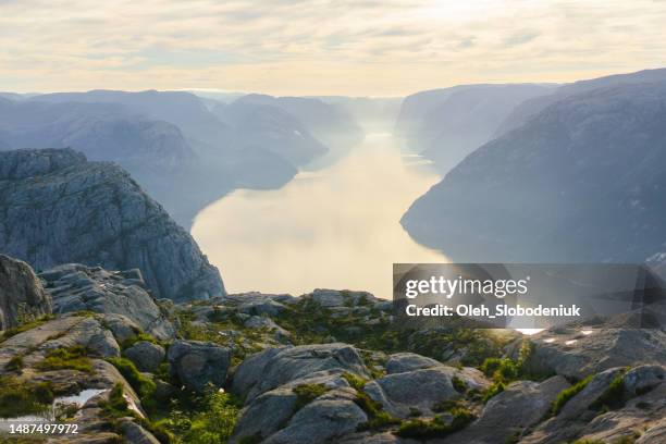 vista panorámica de lysefjord en noruega - condado de hordaland fotografías e imágenes de stock